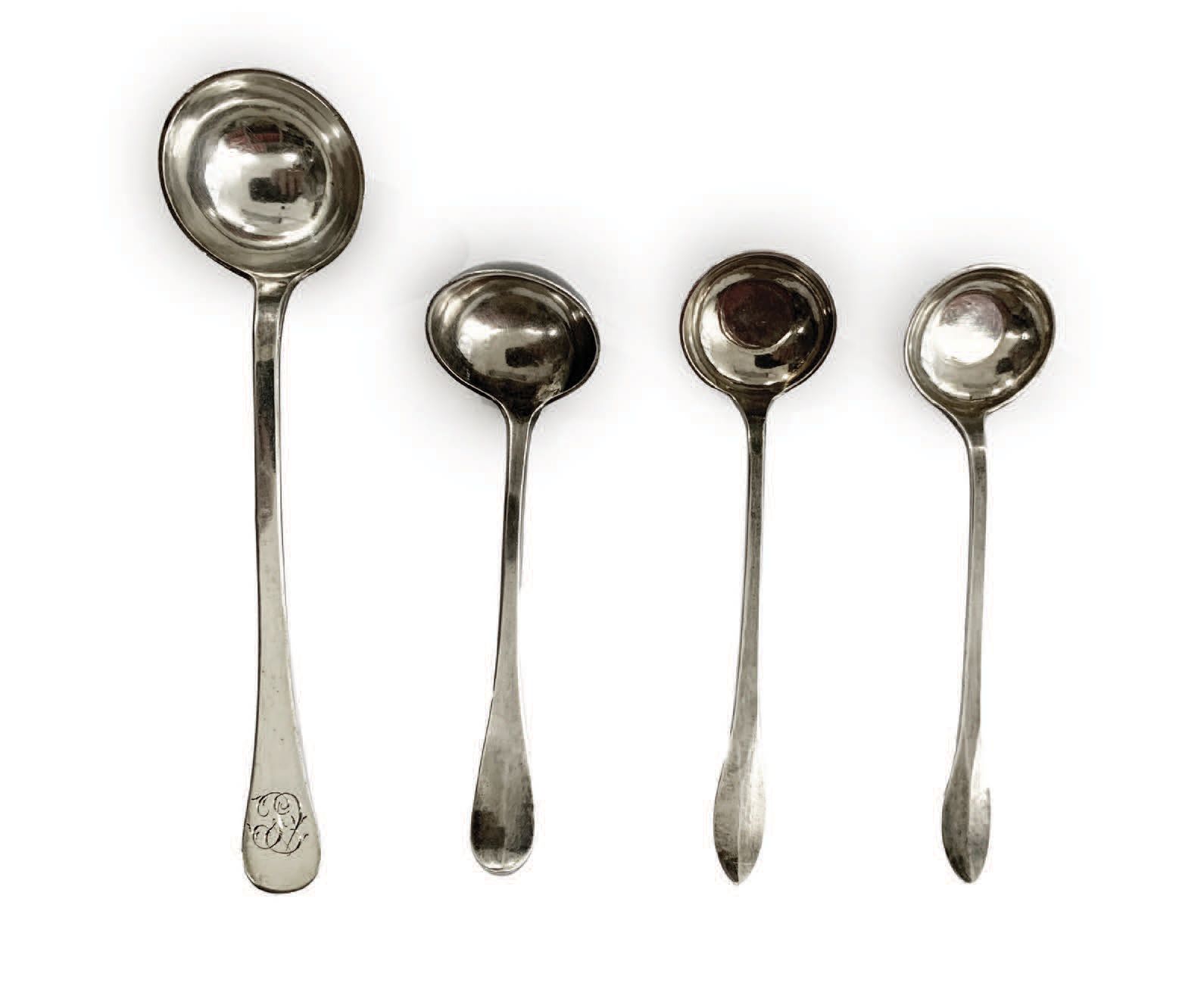 Null 一组四只小银杯 安特卫普/其他出处，18世纪下半叶
高_10至13厘米
重量：54克