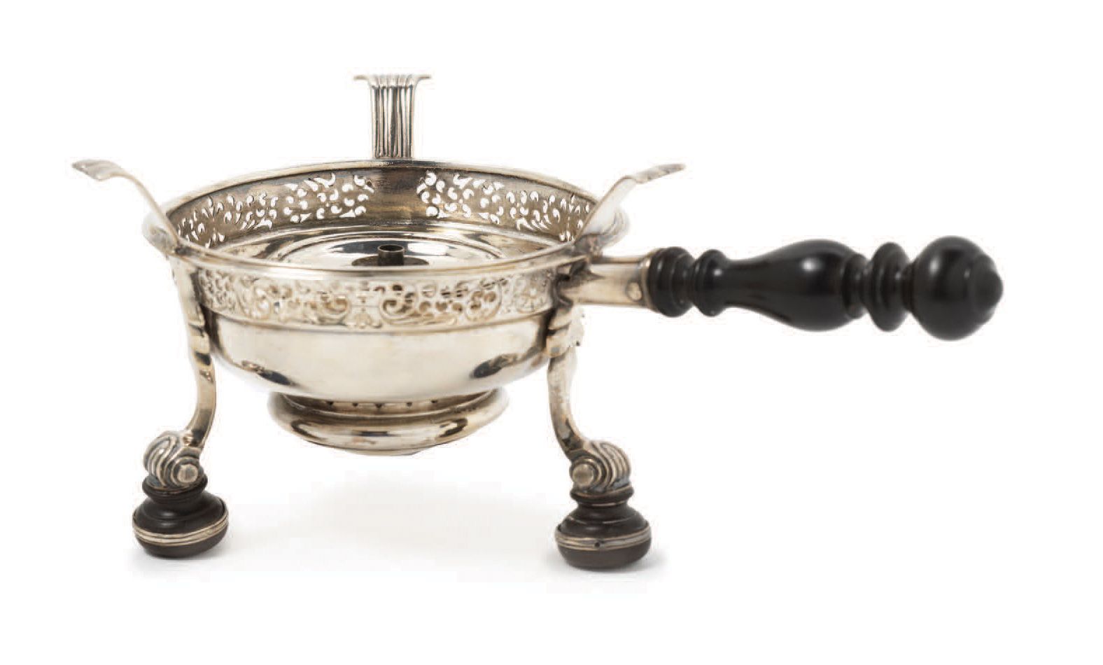 Null 白银加热器 安特卫普，18世纪初
这个盘子加热器配有一个可移动的灯，灯芯用酒精喂养，碗的末端有一个镂空的边缘。
H_8,5 cm W_13 cm - &hellip;