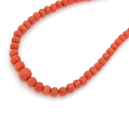 Null 由一滴珊瑚珍珠组成的项链，带有18K（750）金的龙虾扣。
毛重：19.10克。
长度：41.5厘米。