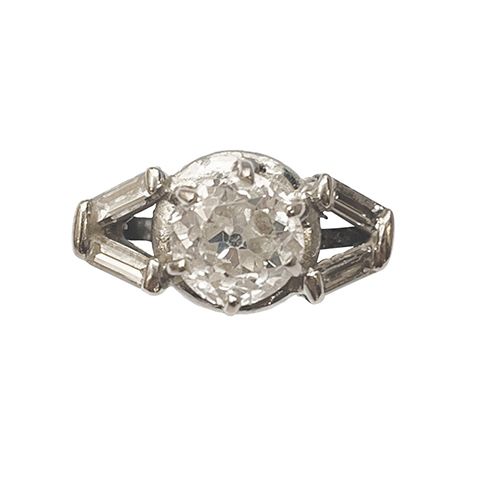 Null 
18k(750)白金和850铂金戒指，用爪子镶嵌半切钻石，并镶嵌长方形切割钻石。



钻石的重量：2克拉。



毛重：7.30克。



TDD&hellip;