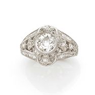Null 18K(750)白金戒指，镶嵌着镂空的几何形钻石，并以锥形、长方形和老式切割的钻石加强。
毛重：9.30克。
TDD : 53.5.