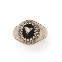 Null 一枚银质（800）男士戒指，镶嵌着一个椭圆形的黑玛瑙牌，上面有一个三角形的图案，由一颗明亮式切割钻石点缀。(小震)
毛重：17g。
TDD : 63.