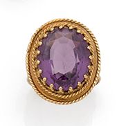 Null 18K(750)金戒指，爪式镶嵌圆形切面紫水晶，有掌状设计，周围有扭曲的金属丝支撑。
毛重：10.50克。
TDD : 55.