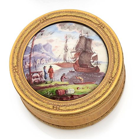 Null Round box in pomponne with guilloche decoration of lozenges on a background&hellip;