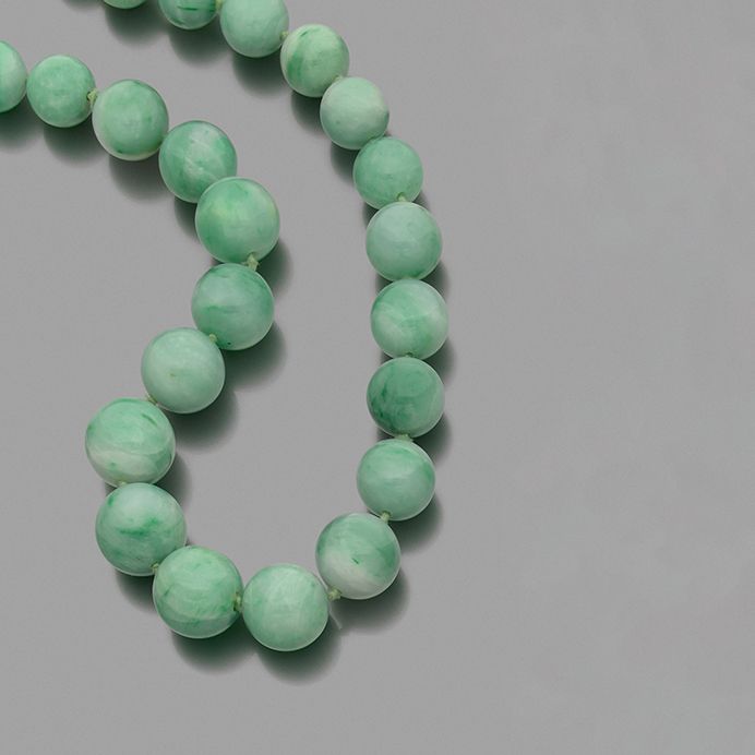 Null Necklace composed of a fall of jade balls from 10.2 to 16.1 mm, decorated w&hellip;