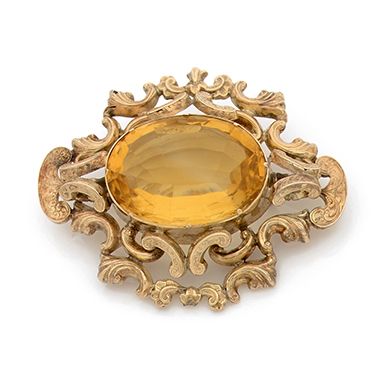 Null 一枚14K (585)金胸针，以椭圆形的黄水晶为中心，采用冲压和部分鏤空的卷轴设计。
19世纪的作品。(小碎片和事故)
毛重：25.50 g。
尺寸：&hellip;