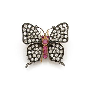 Null 18K（750）银和金胸针，造型为一只蝴蝶，翅膀上铺有钻石玫瑰，身体上装饰着粉色蓝宝石。该系统采用14K（585）金。
19世纪末的作品。(少量缺料)&hellip;