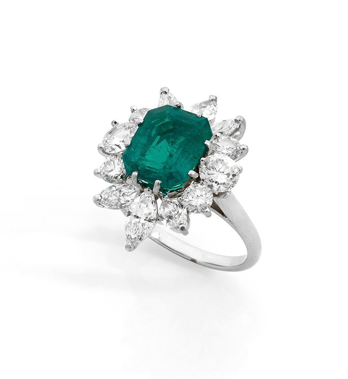 MELLERIO 一枚铂金(850)戒指，镶嵌着一颗爪形的长方形祖母绿，周围是明亮式切割和脐带式切割钻石。
签名为Mellerio，编号为3679B。
祖母绿的&hellip;