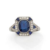 Null 铂金（850）八角形戒指，镶嵌着一颗椭圆形的蓝宝石，周围和肩部有8/8切割钻石和三角形切割蓝宝石。镂空的篮子上装饰着鲜花。
约1930年的法国作品。
&hellip;