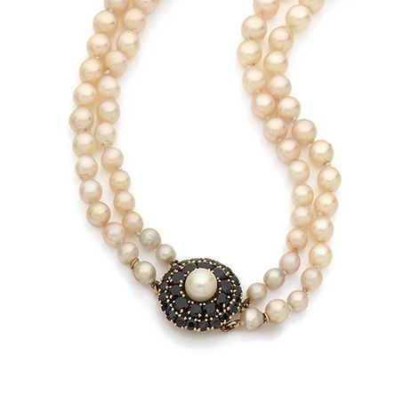 Null 由两排4.5至8.7毫米的养殖珍珠组成的项链，带有18K（750）金的隐形扣，装饰有双圈圆形刻面的蓝宝石，带有安全链。
法国作品，印记。
毛重：55.&hellip;