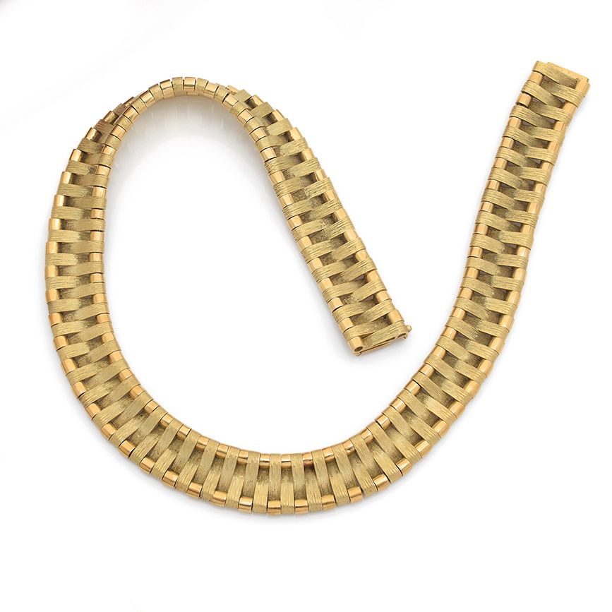 HERMES Paris 灵活的18K（750）金项链，部分雕刻的链接。
它配备了一个安全的隐形滑扣。
签名：Hermès Paris，编号38673。
重量：&hellip;