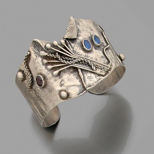 Null 开放式银（800）"samorodok "手镯，模仿银块，应用扭曲的链条，加强2个蓝色石头和一个红色石头。
毛重：55.80克。
这款设计师珠宝使用了&hellip;