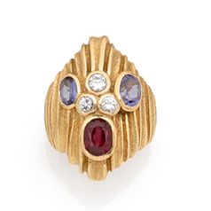 Null Un anello con sigillo in oro 18K (750) con tre diamanti, due zaffiri e un g&hellip;