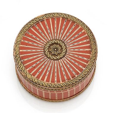 FABERGE 一个粉色和黄色的56 Zolotniks (583)圆形 "bonbonnière "盒，在类似赤土的橙色漆面背景上装饰着交替的射线，盒盖和盒底&hellip;