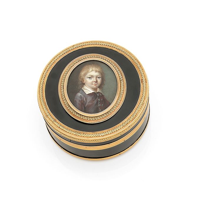 Null 一个用18K（750）金镶嵌的棕色玳瑁圆盒，盒盖上镶嵌着一幅推测为椭圆形的迷你画像，画中的王储路易-查尔斯-法兰西，即未来的路易十七（1785-179&hellip;