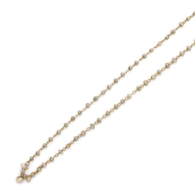 Null 镀金金属链上有淡水珍珠，弹簧环为18K（750）金。
毛重：5.30克。
