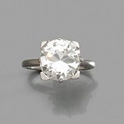 Null 
铂金戒指(850)，爪式镶嵌半切割钻石。



钻石的重量 : 4.01克拉。



它附有一份日期为2022年2月3日的LFG第388311号证书&hellip;