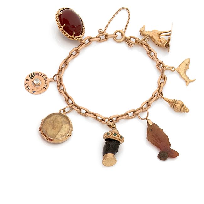 Null Armband aus 18 Karat (750) Gold, gefeilte Forcat-Masche, hält 8 Charms, ein&hellip;
