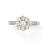 Null 雏菊戒指，18K（750）白金，镶嵌老式切割钻石，肩部有8/8切割钻石线条。
总重量：4克。
TDD : 53.