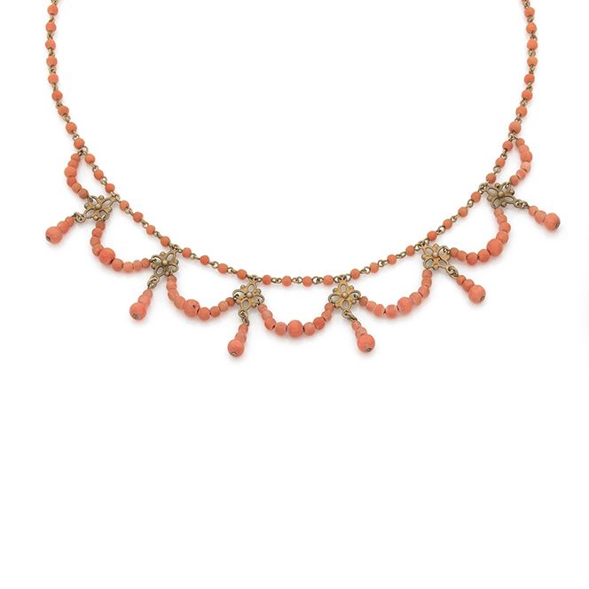 Null 珊瑚珠子托着吊坠的项链。它有一个金属环扣的装饰。
19世纪末的作品。
毛重：6.90克。
长度：35.5厘米。
