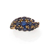 Null Ring in 18K (750) gold, set with 2 lines of round faceted sapphires.
Gross &hellip;