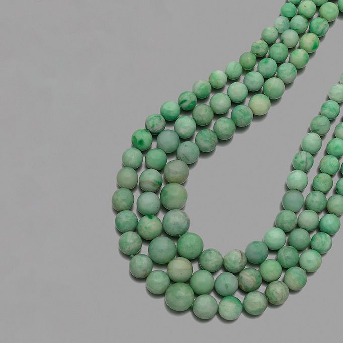 Null Collier composé de 3 rangs de perles de jade en chute de 5.2 à 10.5 mm, agr&hellip;