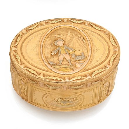 Null Four-tone 18K (750) gold oval box, with chased decoration in oval cartouche&hellip;