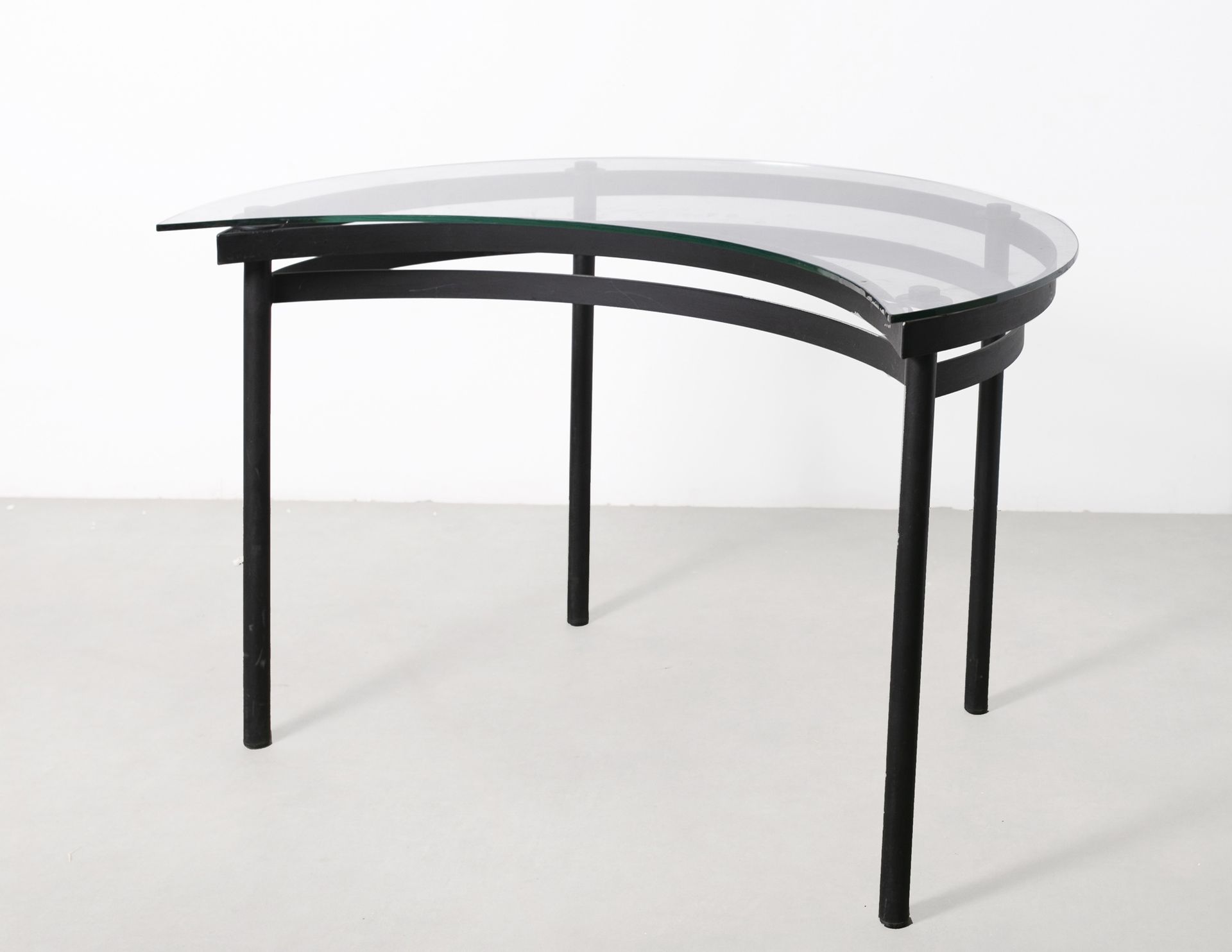 Null Half-moon console, glass top, resting on a black lacquered metal base. 

H_&hellip;