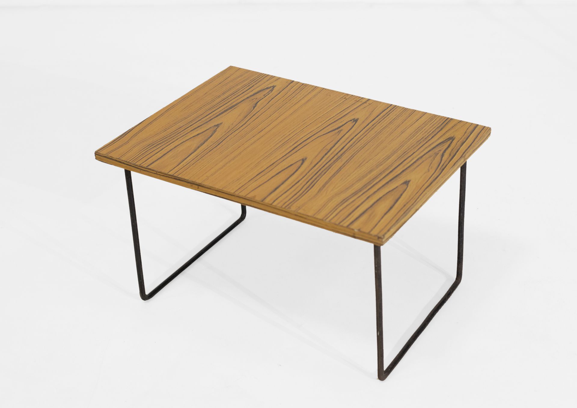 Pierre GUARICHE (1926-1995) 长方形咖啡桌

黑色漆面金属和仿木模板

约1950年

高_35厘米，宽_46厘米，深_60厘米

(&hellip;