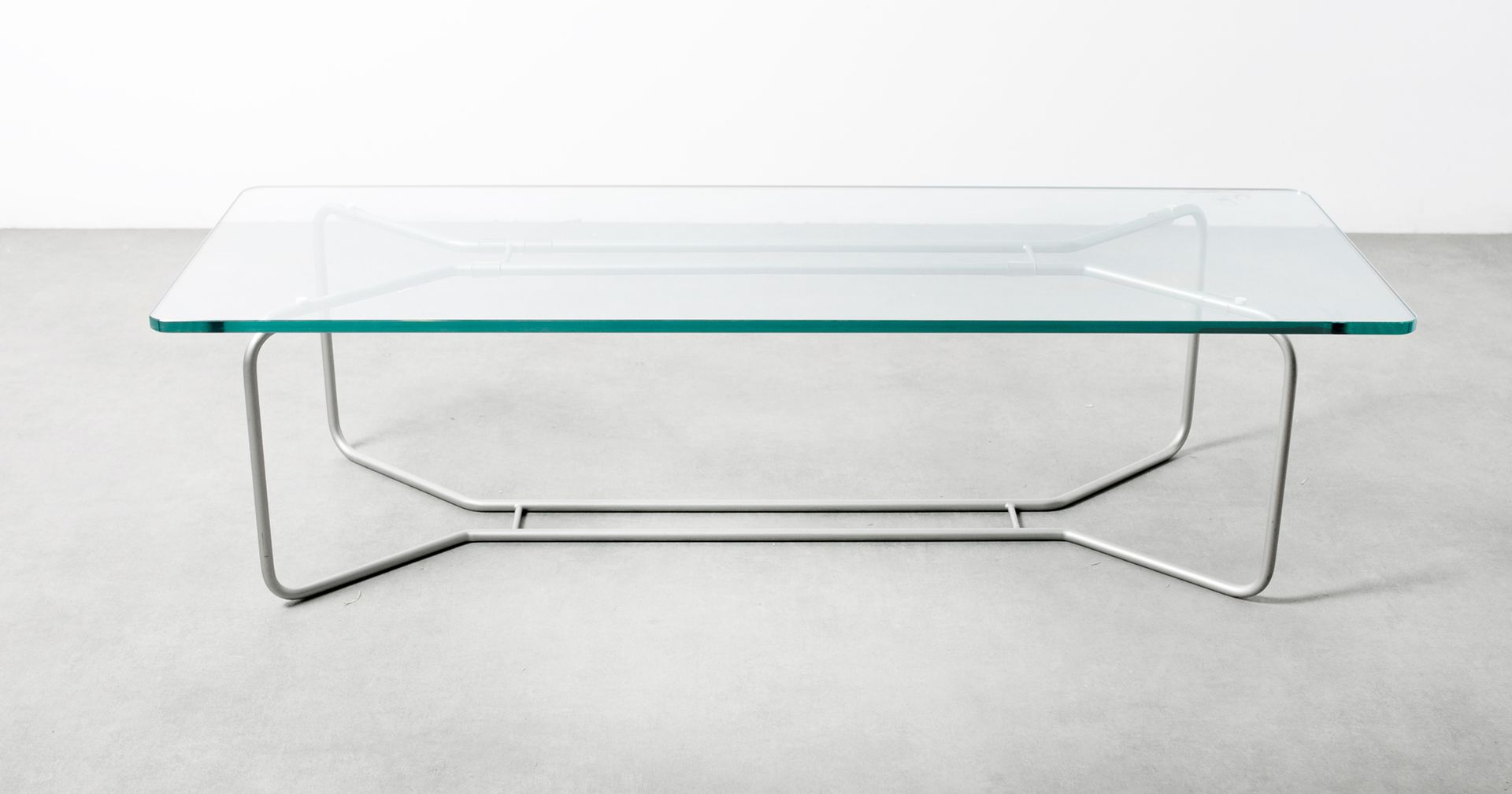 Null 咖啡桌，玻璃桌面放在一个金属底座上。

高_35厘米，宽_130厘米，长_45厘米