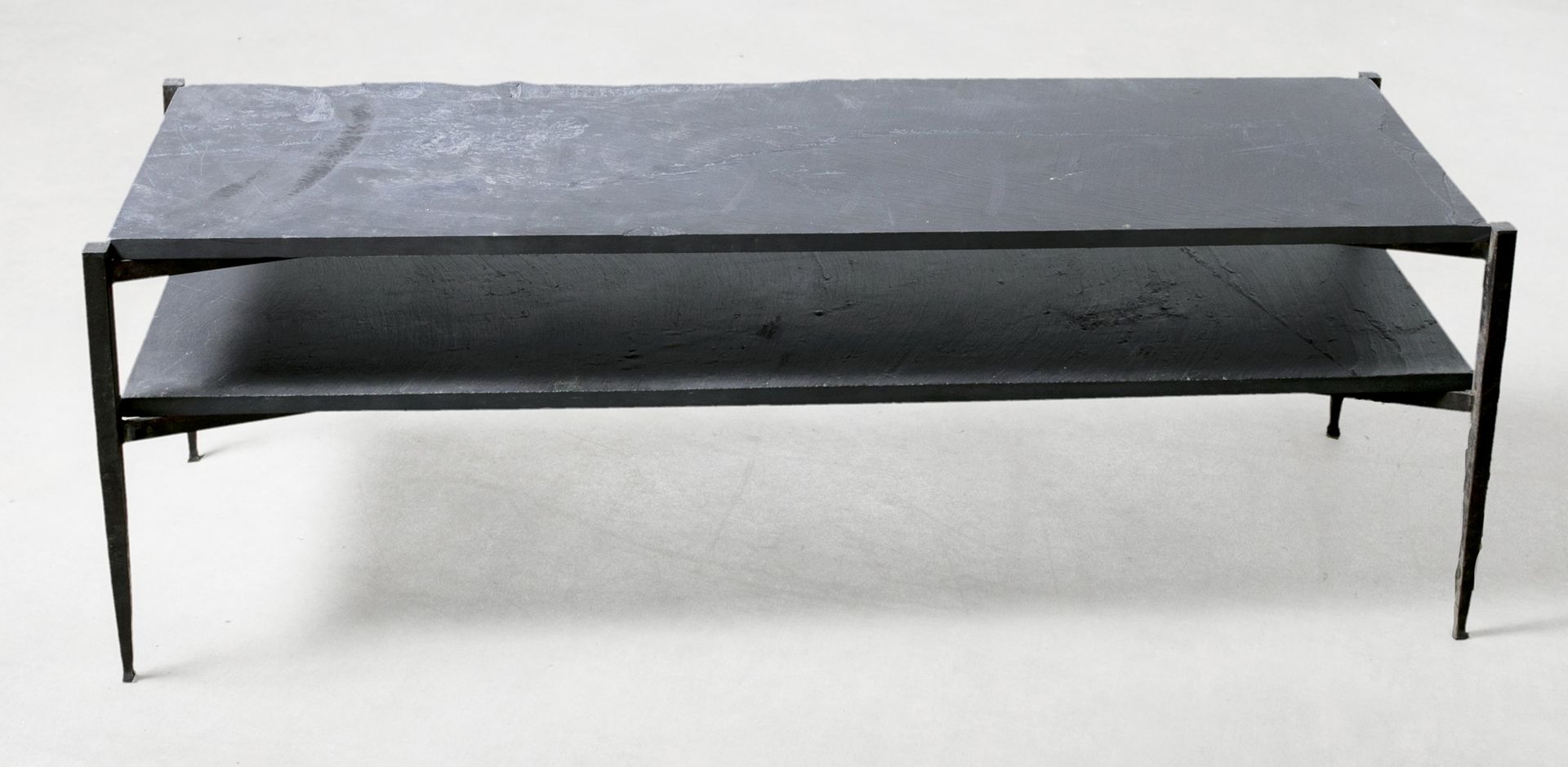 Null Coffee table, the double tray in slate, resting on a metal base. 

H_42 cm &hellip;