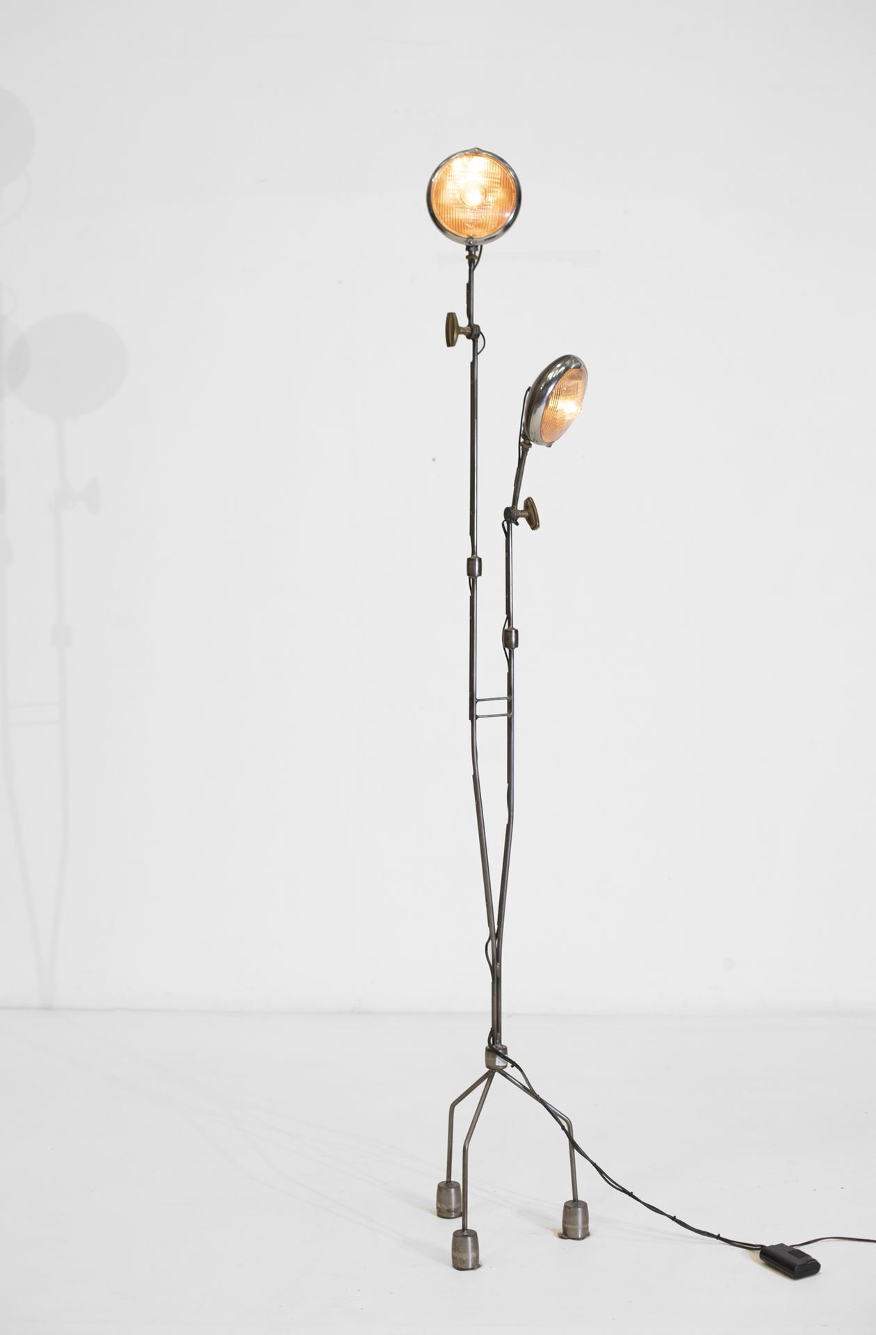 TRAVAIL CONTEMPORAIN Lámpara de pie con dos brazos luminosos 

Metal H_205 cm 

&hellip;