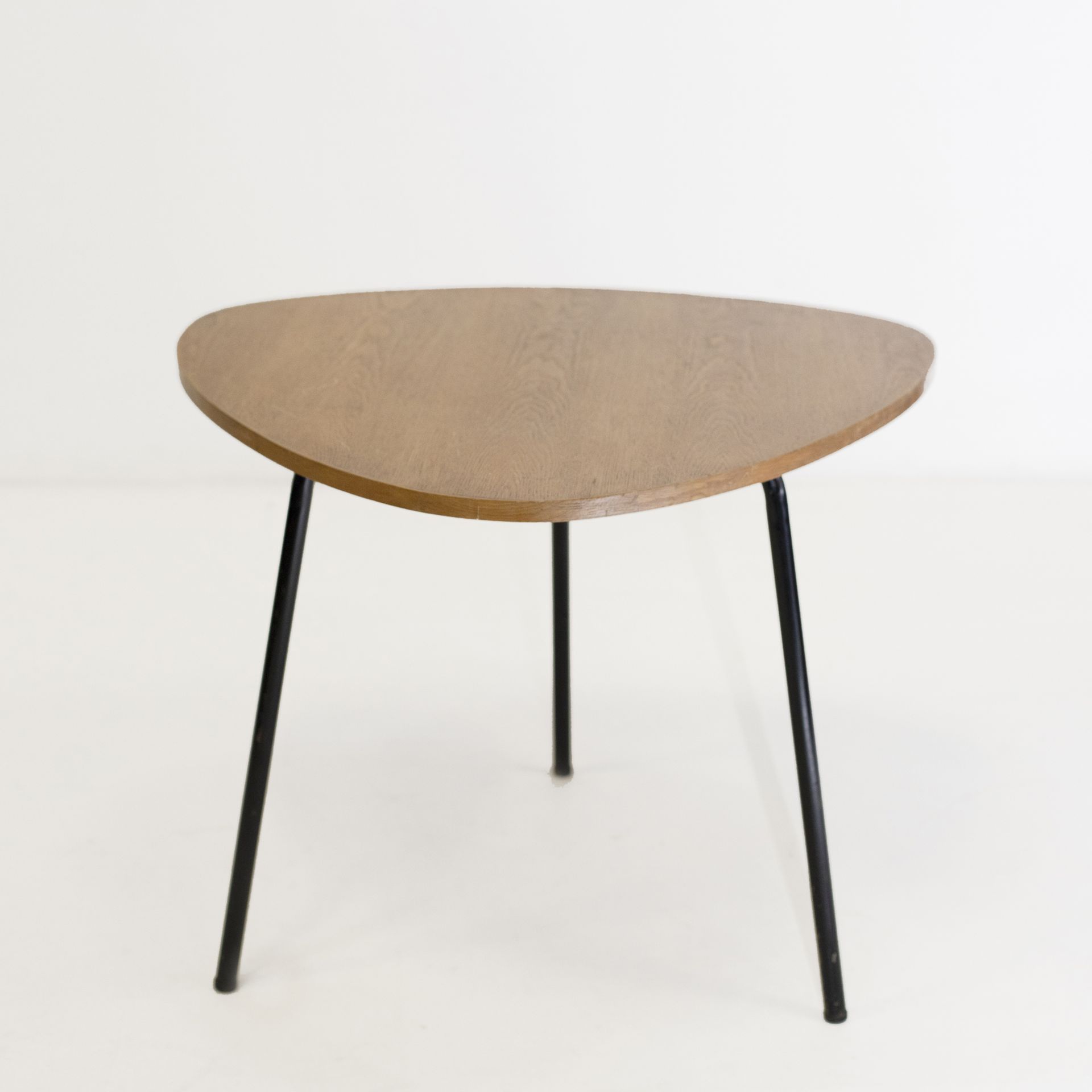 Pierre GUARICHE (1926-1995) 三角形脚架桌

橡木饰面和黑色漆面金属

约1955年

高_68厘米 宽_86厘米 深_86厘米

(&hellip;