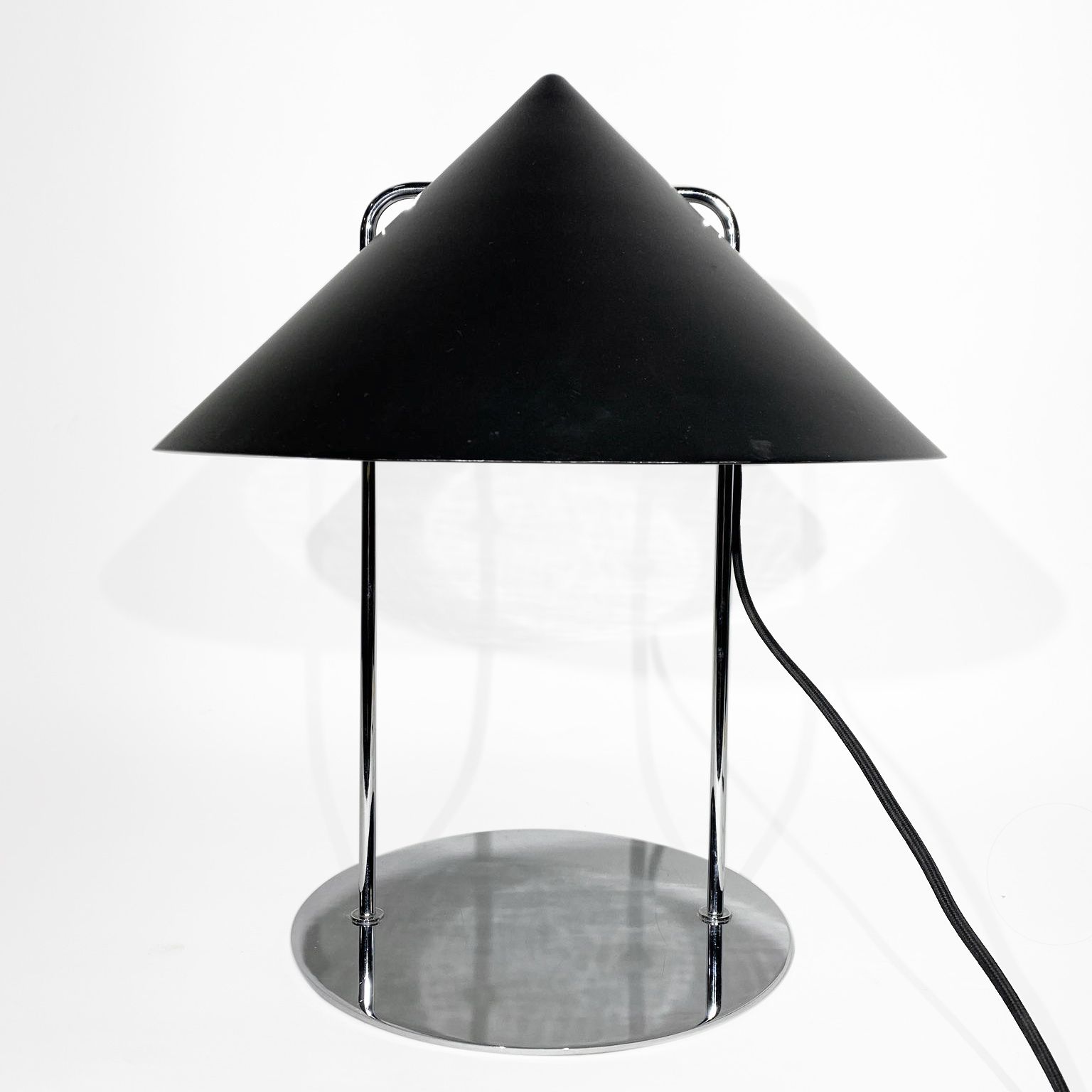 MAISON FORESTIER PARIS 现代主义台灯模型 "SG-3517D

黑色漆面金属板和镀铬金属 

高_42厘米，宽_35厘米