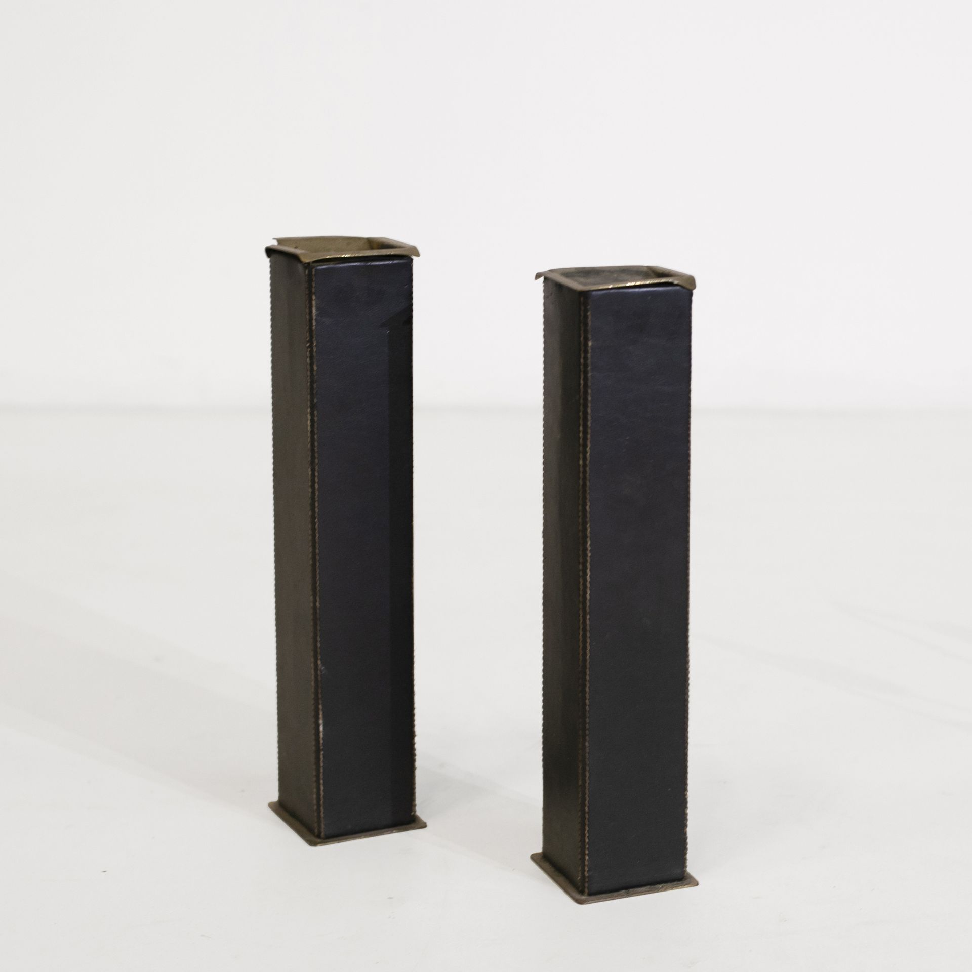 Mathieu MATÉGOT (1910-2001) Two ashtrays 

Leather and brass 

Circa 1950 

H_45&hellip;