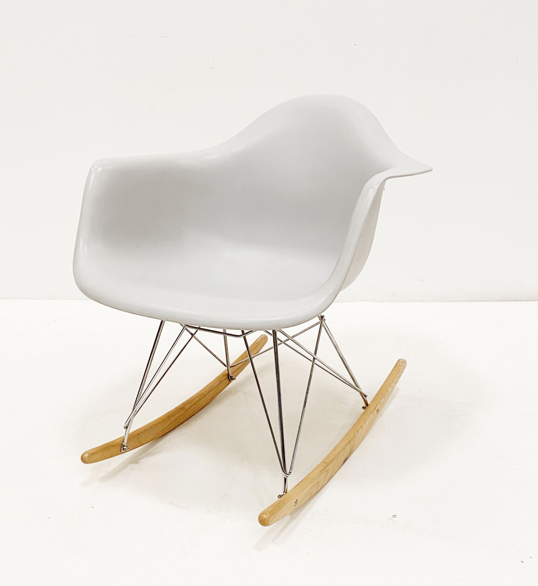 CHARLES & RAY EAMES (d'après) 摇椅 

塑料、镀铬金属和木材 

高_70厘米，宽_64厘米，深_64厘米

 (缺少一颗螺丝)