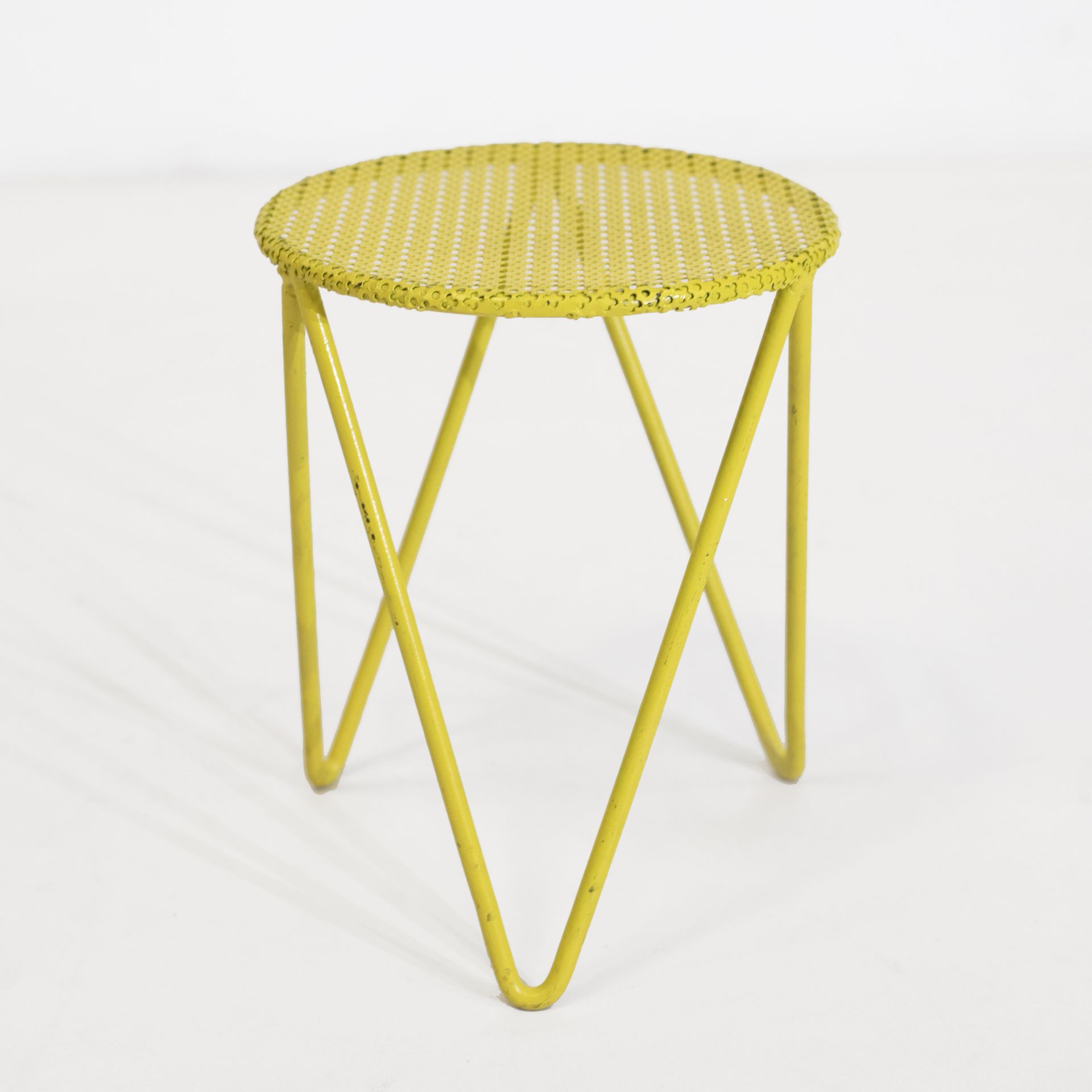 Mathieu MATÉGOT (1910-2001) Table d'appoint 

Métal laqué jaune 

Vers 1950 

H_&hellip;