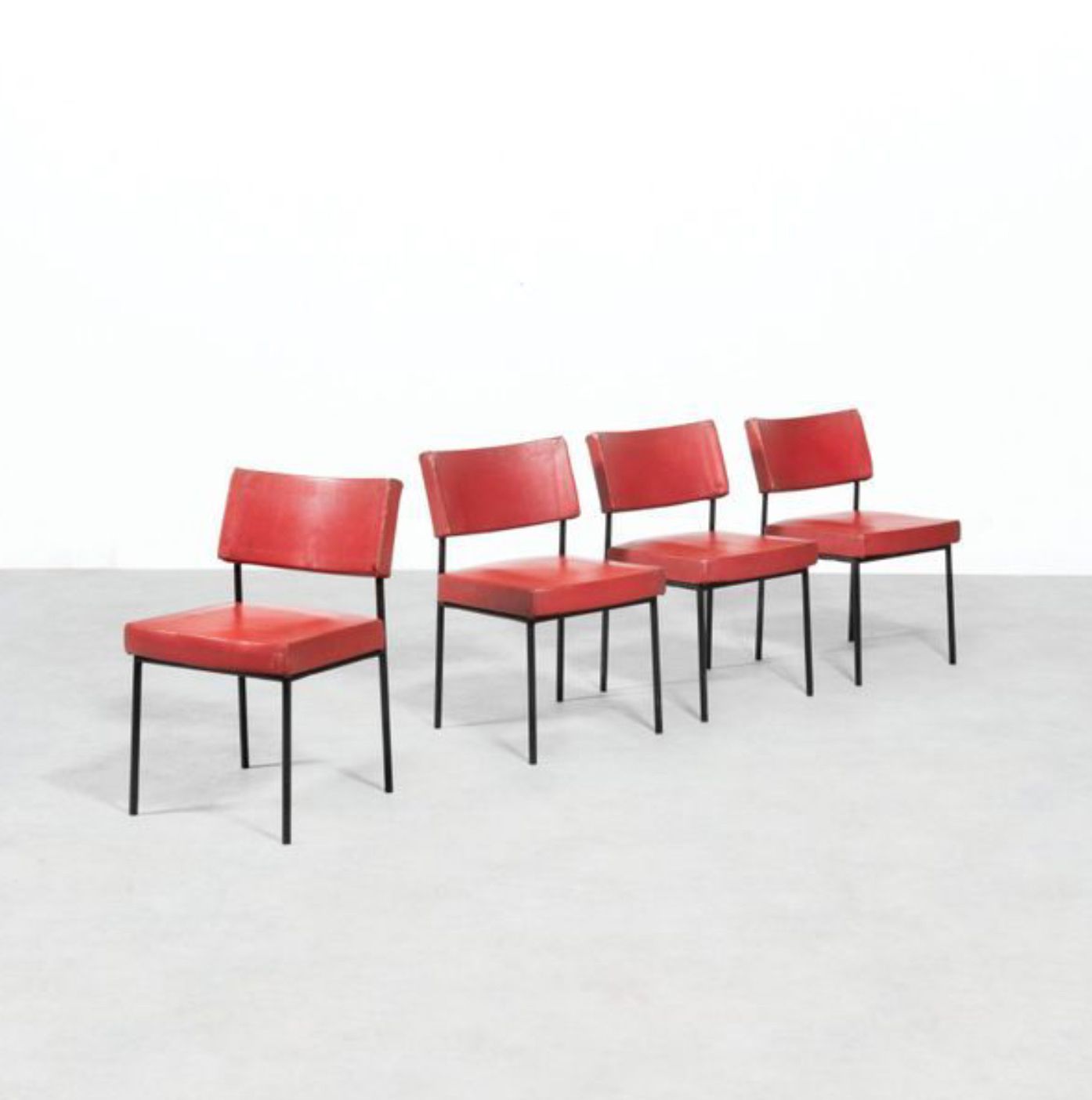 JOSEPH-ANDRÉ MOTTE (1925-2015) 四把椅子组成的套房，型号 "764 

黑色漆面金属和红色仿制品 

施泰纳版（出版商的板块）

&hellip;