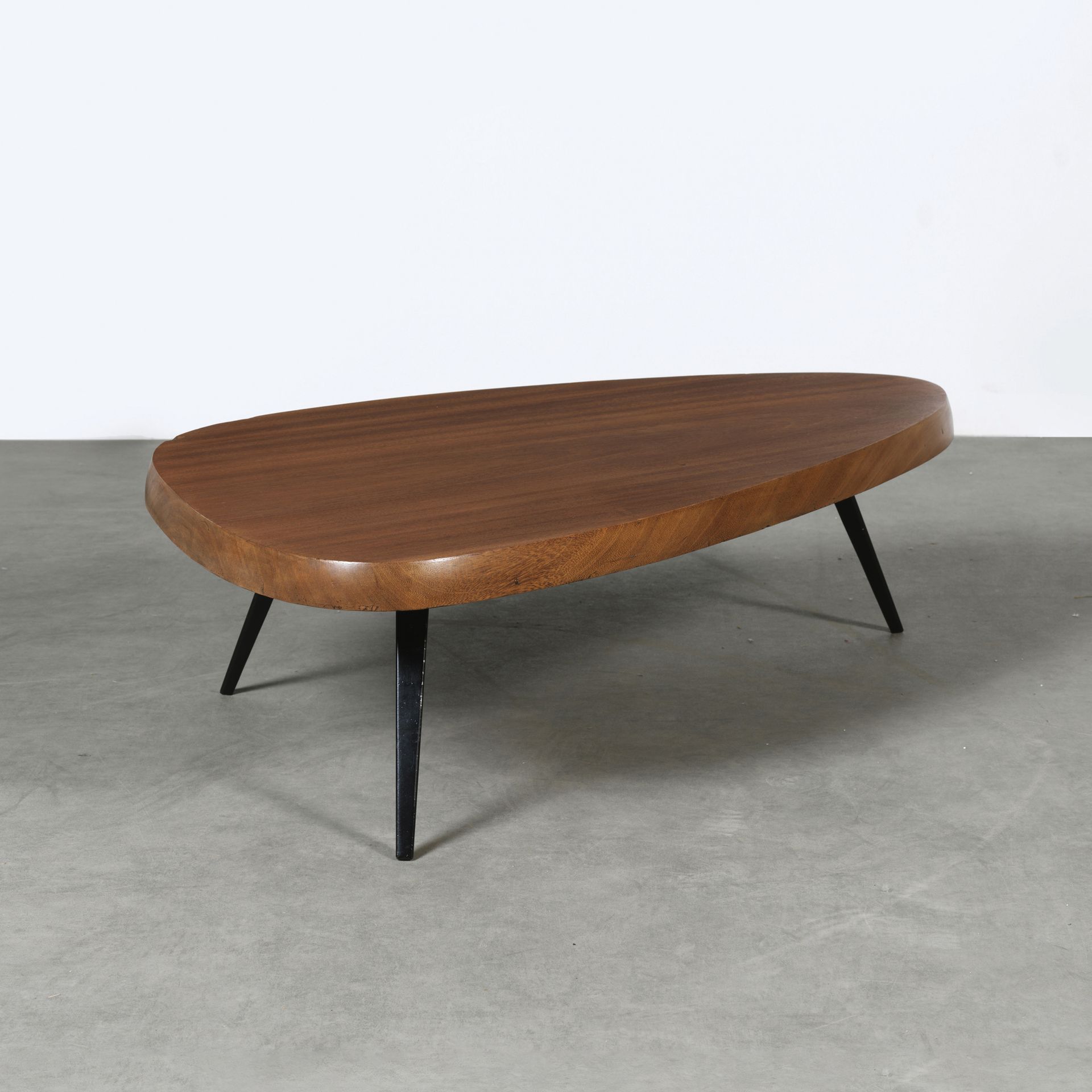 CHARLOTTE PERRIAND (D'APRES) 
自由形式的咖啡桌





黑色漆面金属和虹吸管





约1955年





高_36厘米，宽&hellip;