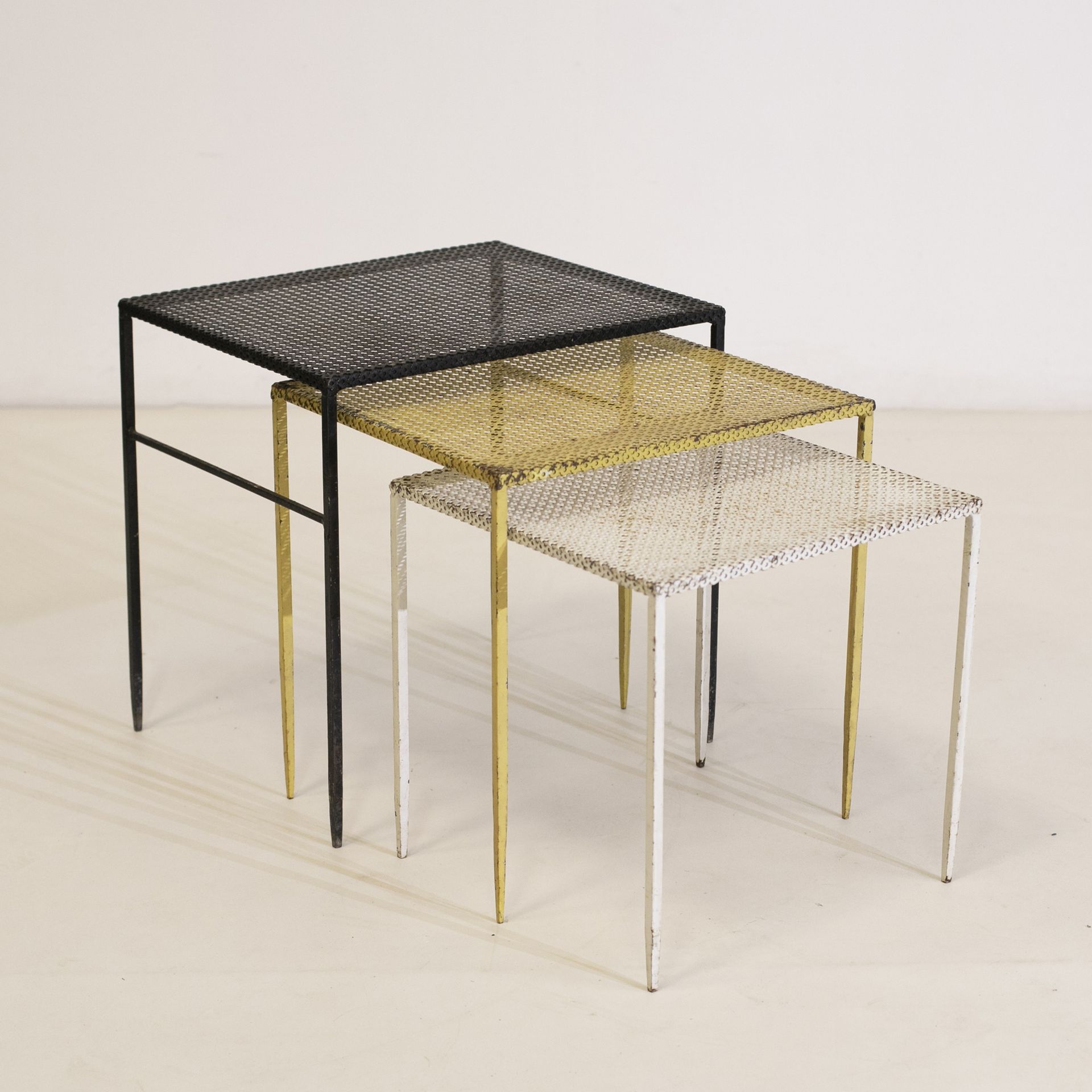 Mathieu MATÉGOT (1910-2001) 一套三张的嵌套桌 

三色金属和穿孔金属

约1950年

大号：高_52厘米，宽_53.5厘米，长_4&hellip;