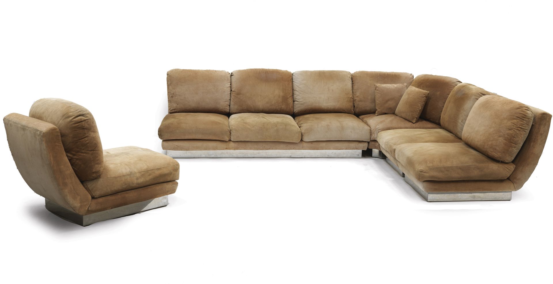 Jean-Claude MAHEY (XXe siècle) 沙发和3张扶手椅

麂皮，金属，不锈钢。 

金属底座上有签名 "JC Mahey"。

沙发：高&hellip;