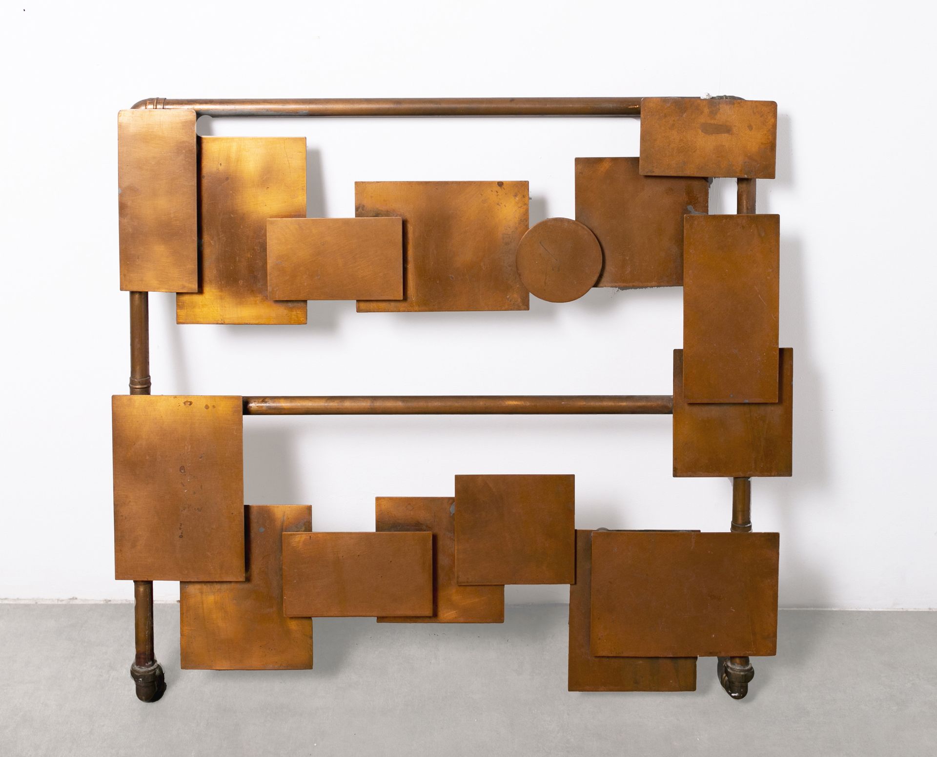 Null Copper radiator forming a geometrical composition. 

H_76 cm L_76 cm