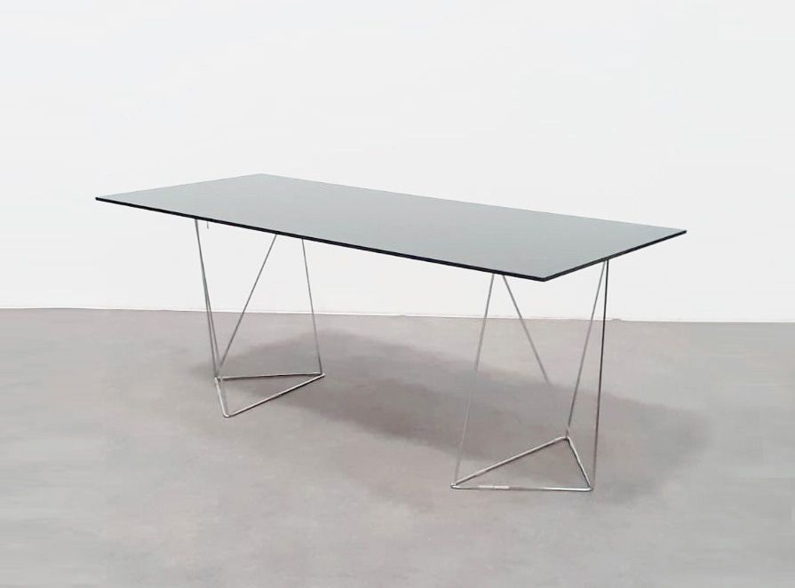 MAX SAUZE (Attribué à) 烟熏玻璃和金属桌 

高_72,5厘米，宽_180厘米，深_80,5厘米