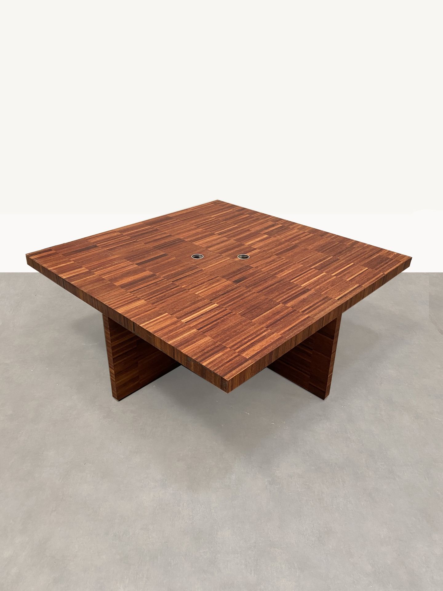TRAVAIL CONTEMPORAIN 异国情调的木质贴面会议桌 

高_74厘米，宽_200厘米，深_200厘米