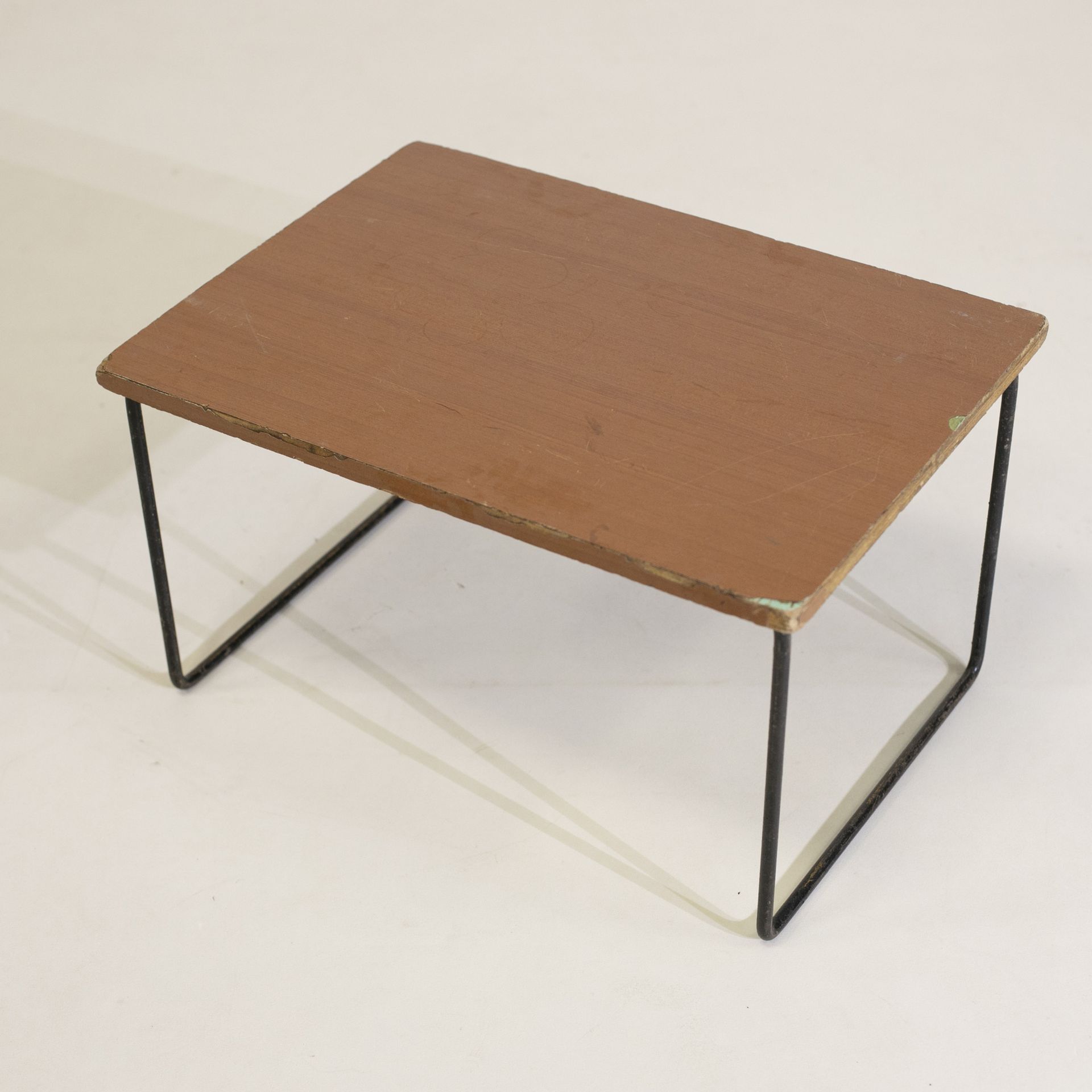 Pierre GUARICHE (1926-1995) 咖啡桌

富美家和黑色漆面金属

约1960年

 高_35厘米 高_61厘米 深_44厘米

(使用状&hellip;