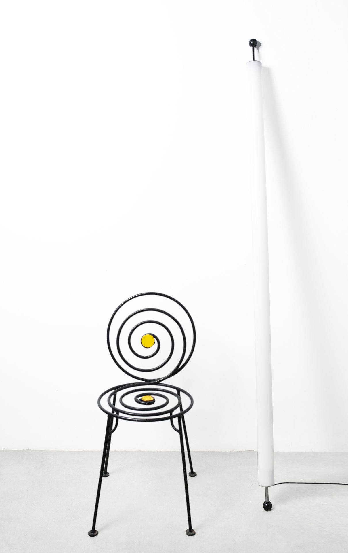 Null Lote que incluye una silla metálica con decoración en espiral y un neón. 

&hellip;