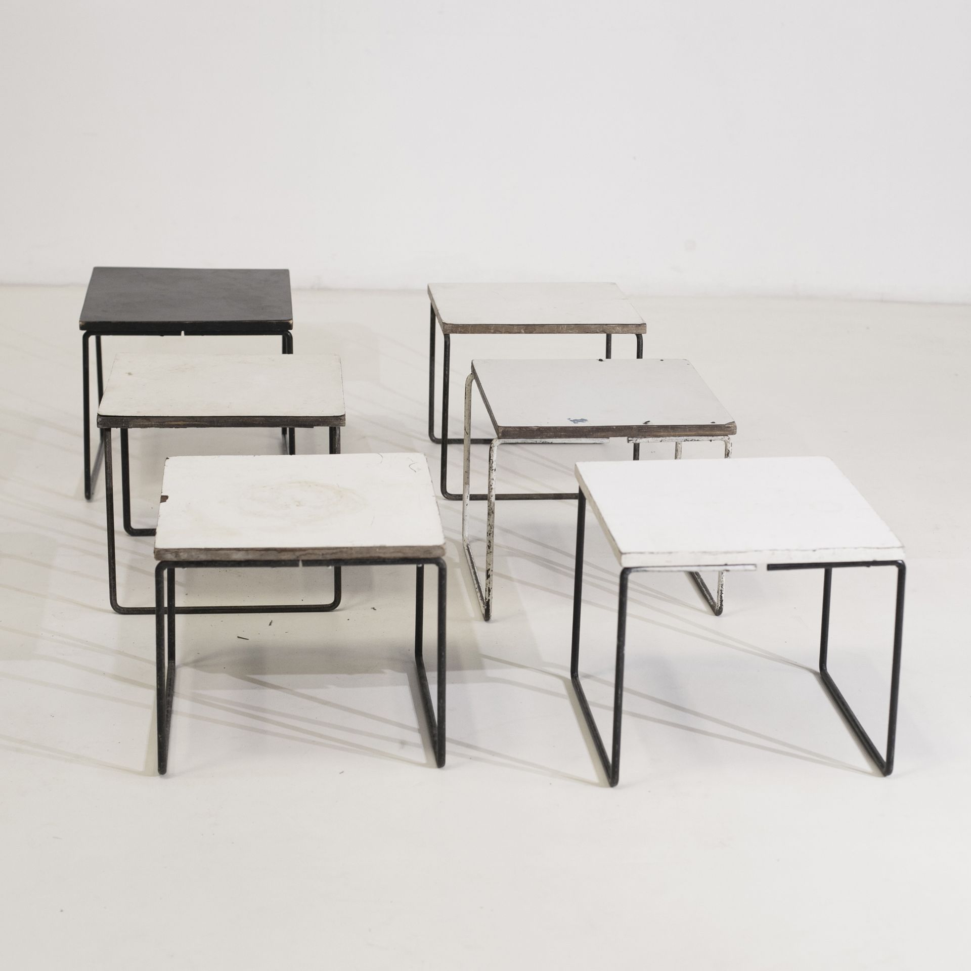 Pierre GUARICHE (1926-1995) Set di 6 tavolini 

Metallo laccato e melamina bianc&hellip;