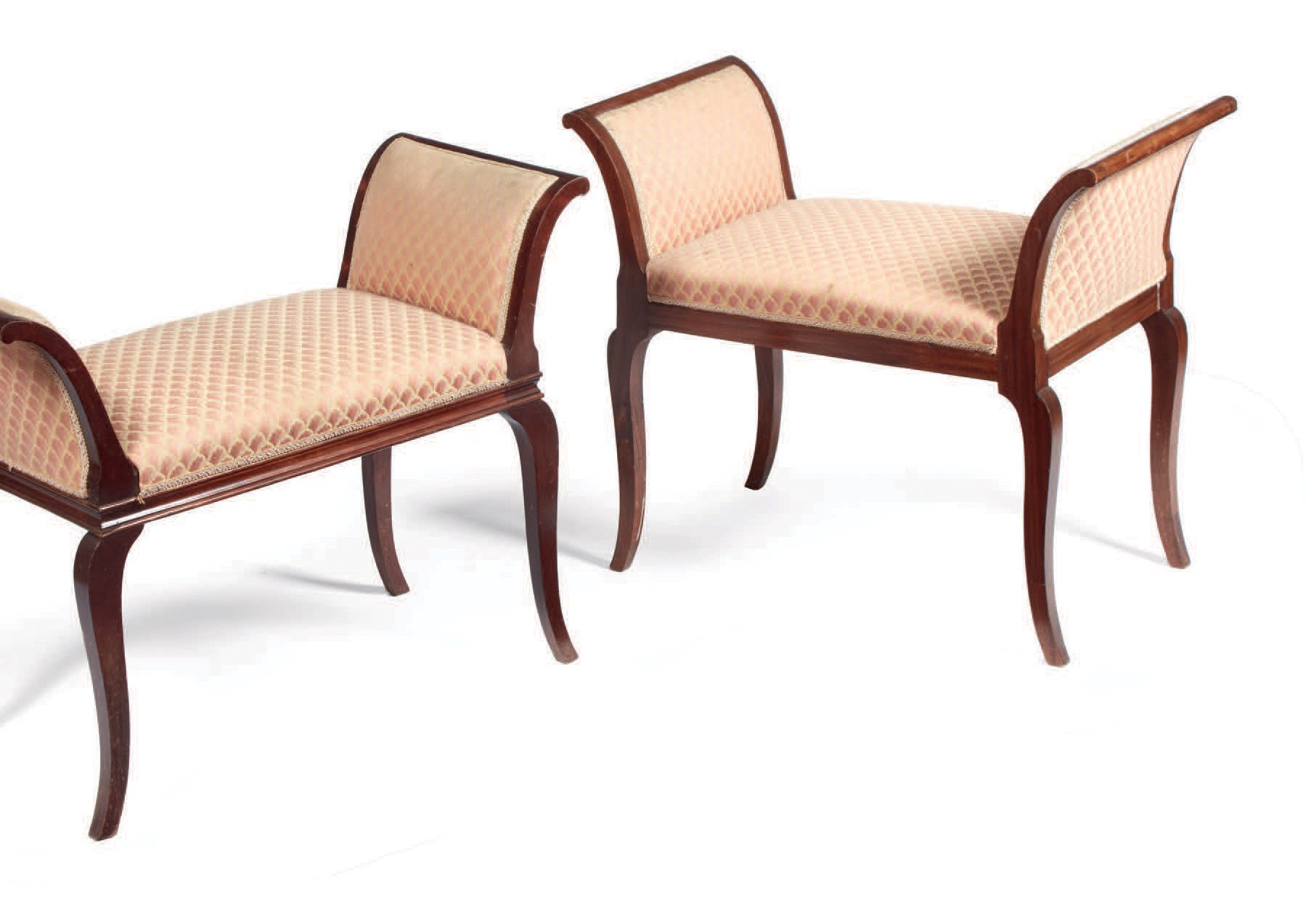 Null 一对桃花心木和浅色纺织品的 "船形 "长椅，有波浪形的腿和外翻的扶手，18世纪风格
Paire de bancs en acajou et tissu&hellip;
