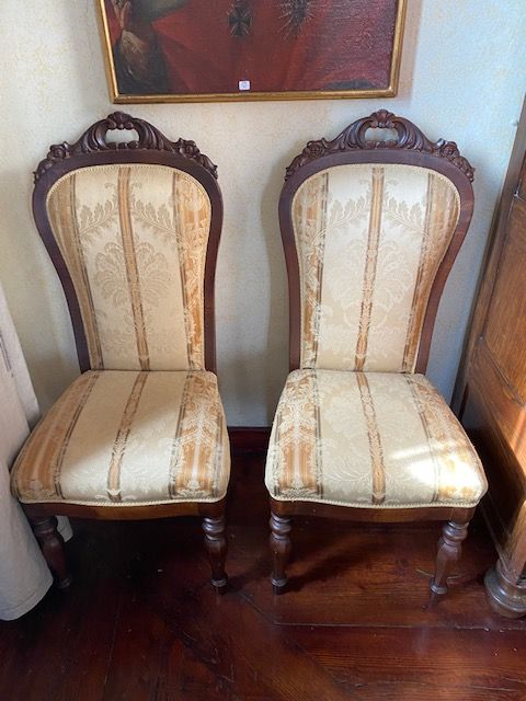 Null 一套八把木椅，椅背和椅座用浅色织物覆盖，风格，20世纪初(损坏)
Suite de huit chaises en bois, dossier et &hellip;