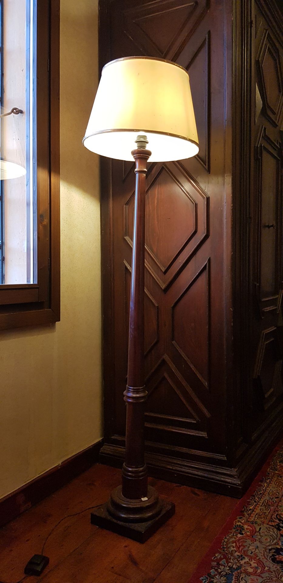 Null Lámpara de pie de madera en forma de columna sobre base cuadrada
Lampadaire&hellip;